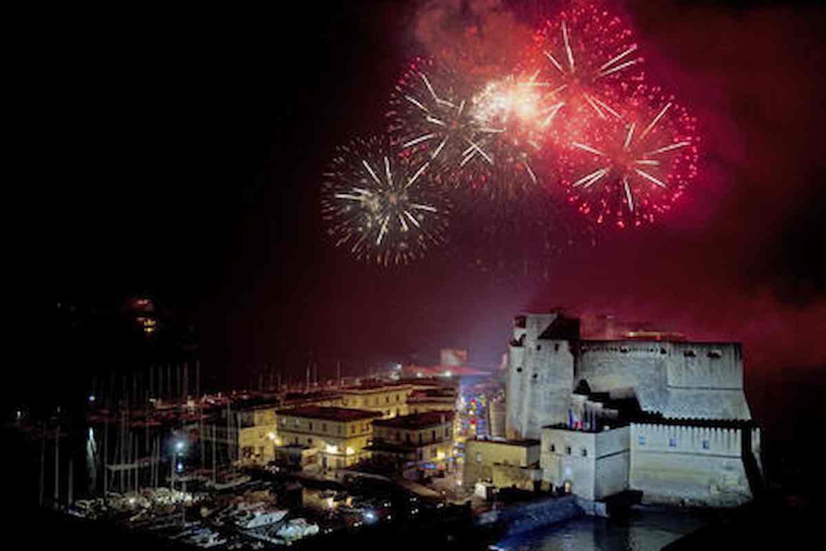 Botti di Capodanno, i divieti non bastano: feriti in diverse regioni, un uomo colpito da un proiettile a Napoli