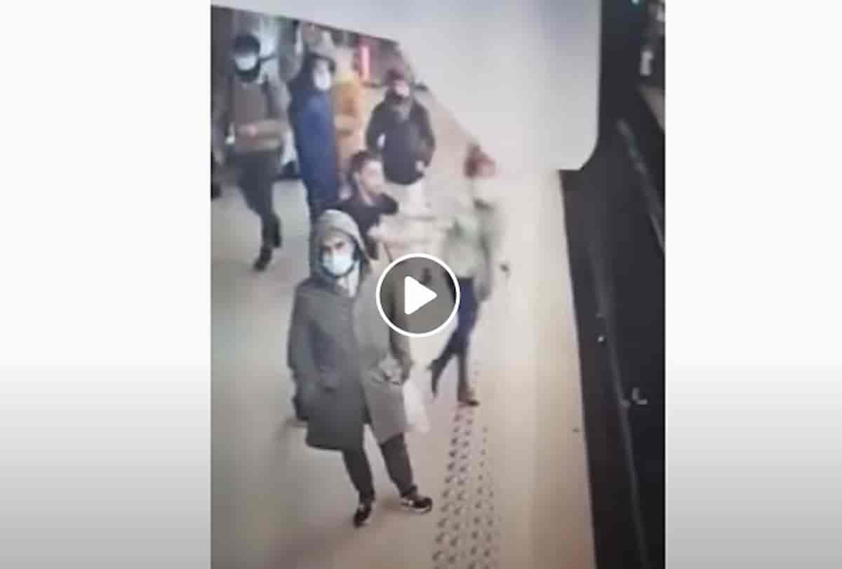 Bruxelles, donna spinta sui binari della metro senza motivo VIDEO Il vagone si ferma in tempo