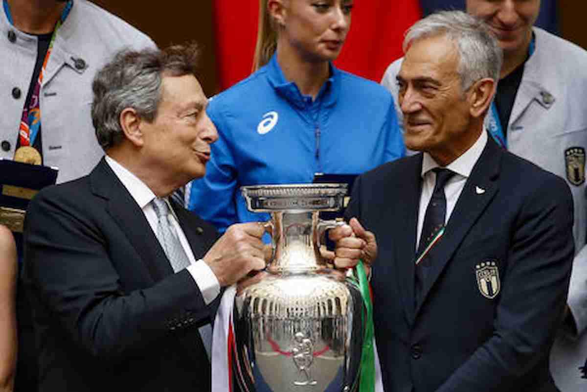 Mario Draghi: "Sospendere il campionato o giocare le partite a porte chiuse"