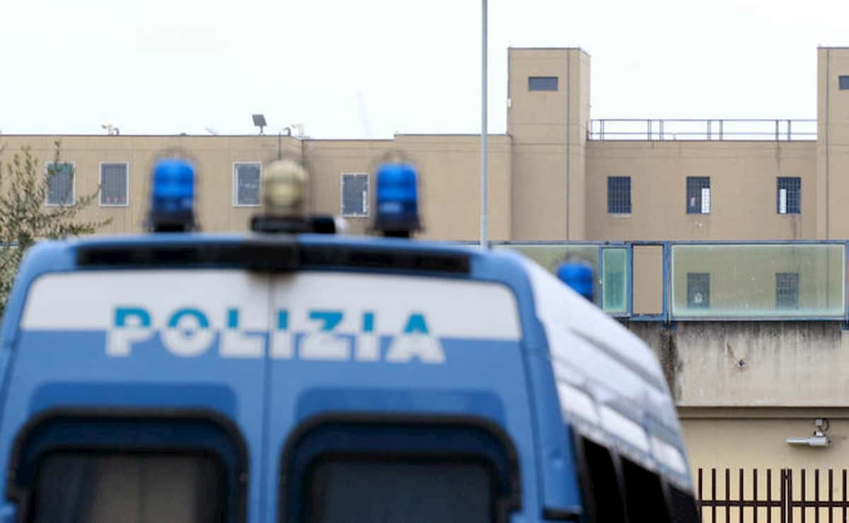 Forlì: detenuto prova a impiccarsi in carcere, poliziotto penitenziario lo salva appena in tempo