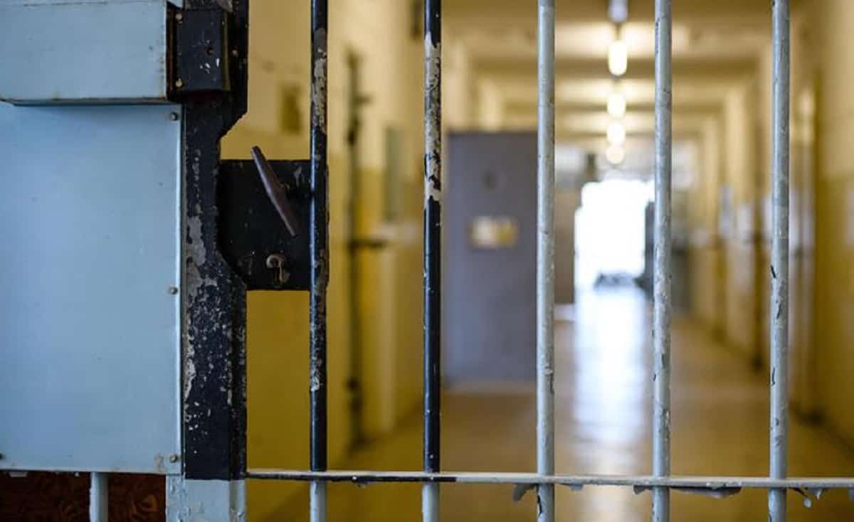 Avellino, triplice evasione dal carcere: bucano il muro e si calano con le lenzuola