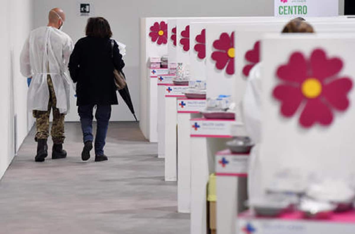 Bologna, vice questore aggiunto non vaccinato va al centro vaccinale con l'avvocato e chiama il 112