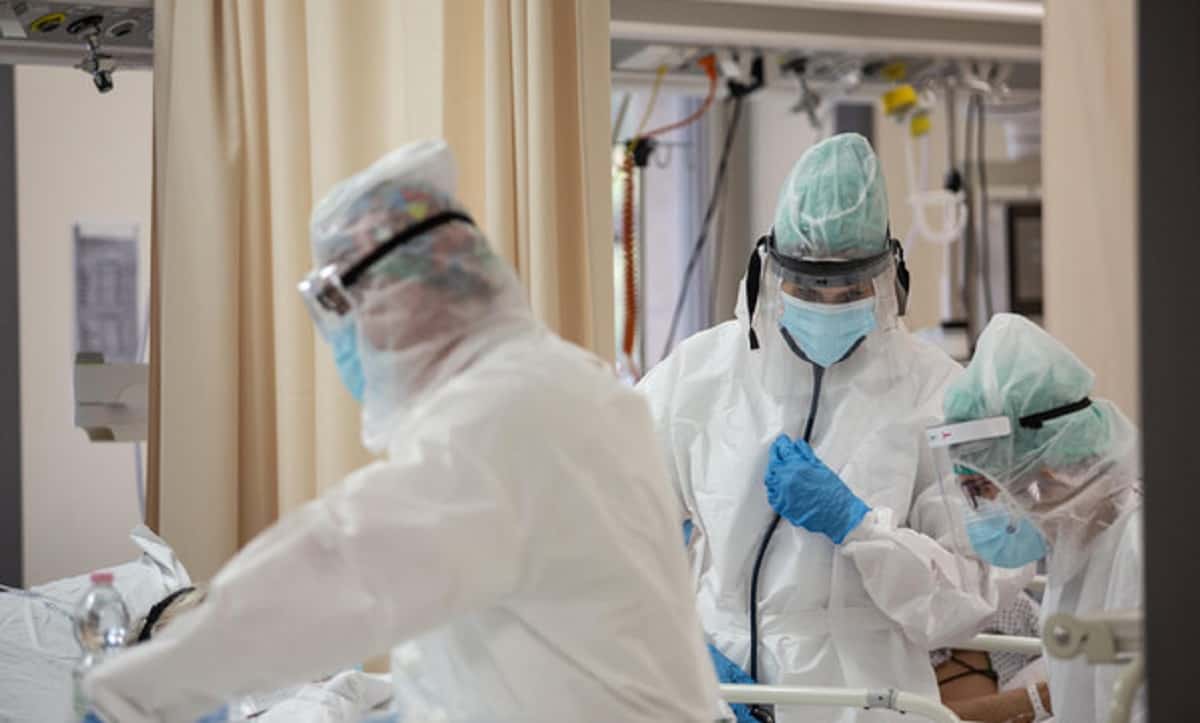 Covid, il rapporto Gimbe: frenano i contagi ma aumentano i morti: +49,7% nell'ultima settimana