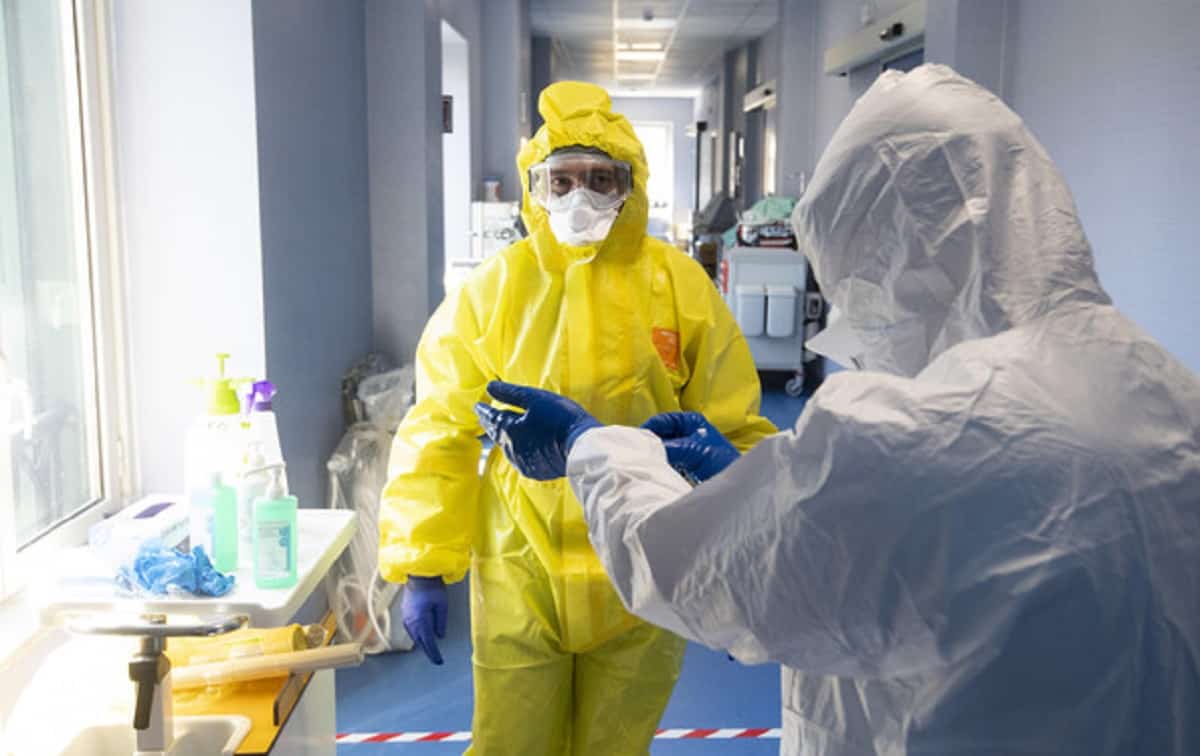 Covid, il bollettino presto cambierà? Il sottosegretario Sileri: "Valutare se cambiare come vengono registrati i decessi"