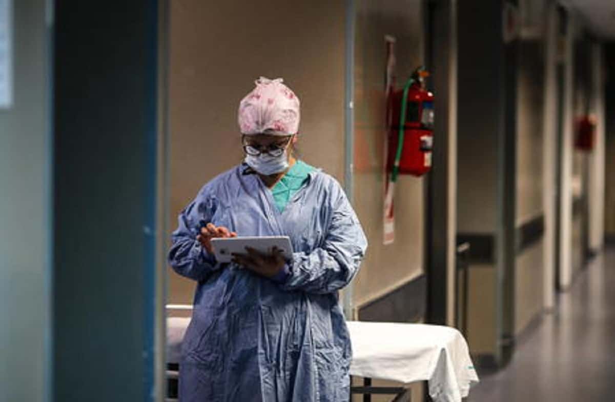 Covid, per i non vaccinati il rischio di morire è 12 volte superiore rispetto ai vaccinati