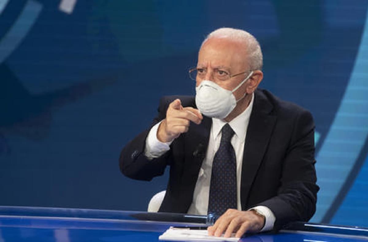 Vincenzo De Luca: "Discriminatorio lasciare i bambini non vaccinati a casa. Posticipiamo il ritorno a scuola"