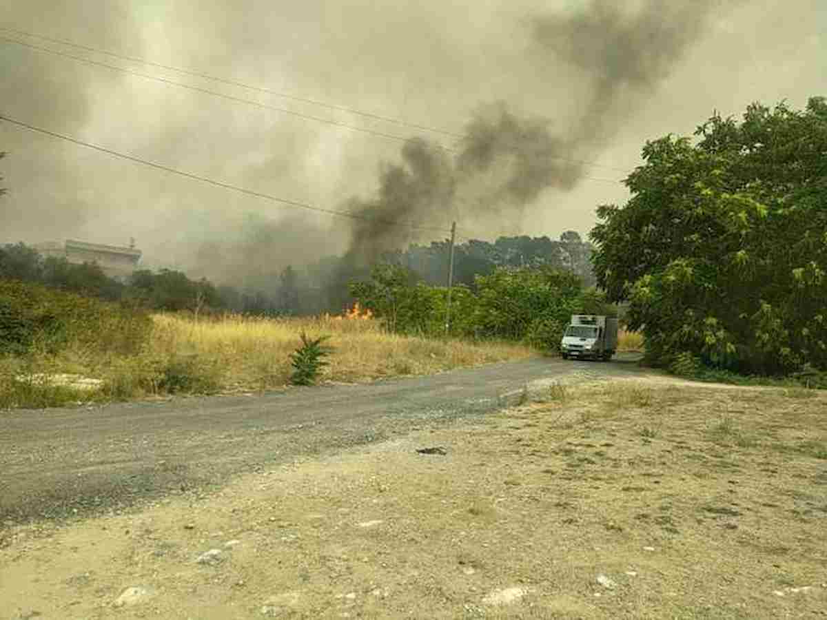 Bibione in Via del Sole a San Michele al Tagliamento, incendio in un magazzino edile-ferramenta: le fiamme si sono propagate velocemente