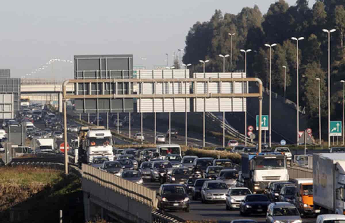 Roma, perde il controllo del furgone e si ribalta. Chiusa corsia del Grande Raccordo Anulare e interviene l'elisoccorso