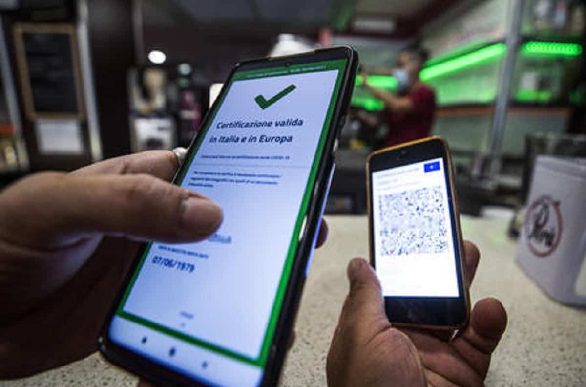 Nuovo Dpcm: senza green pass al supermercato si può comprare tutto, non solo i beni di prima necessità