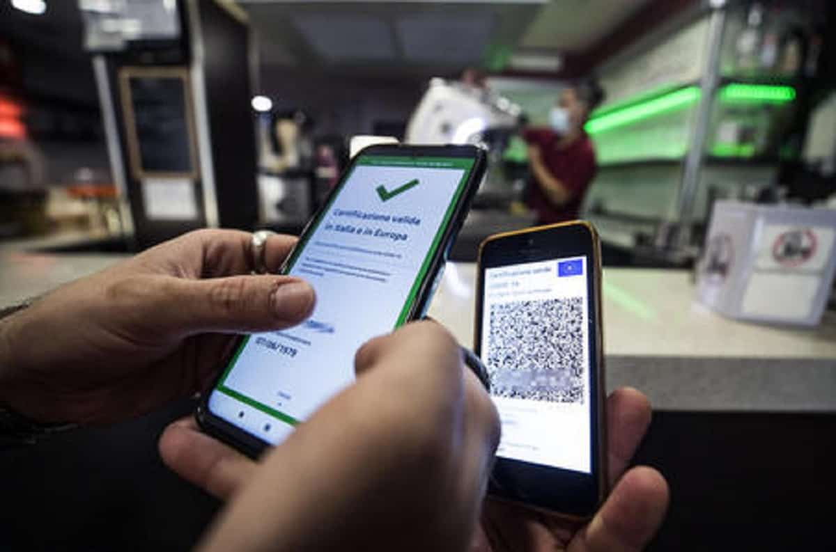 Da domani obbligo vaccino over 50, Green Pass per entrare nei negozi, alle poste e in banca