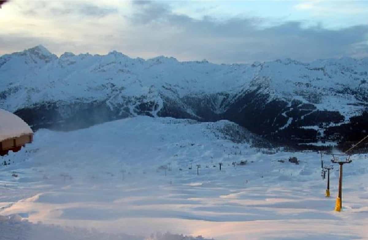 Madonna di Campiglio, positiva continua ad accogliere clienti alla reception dell'hotel