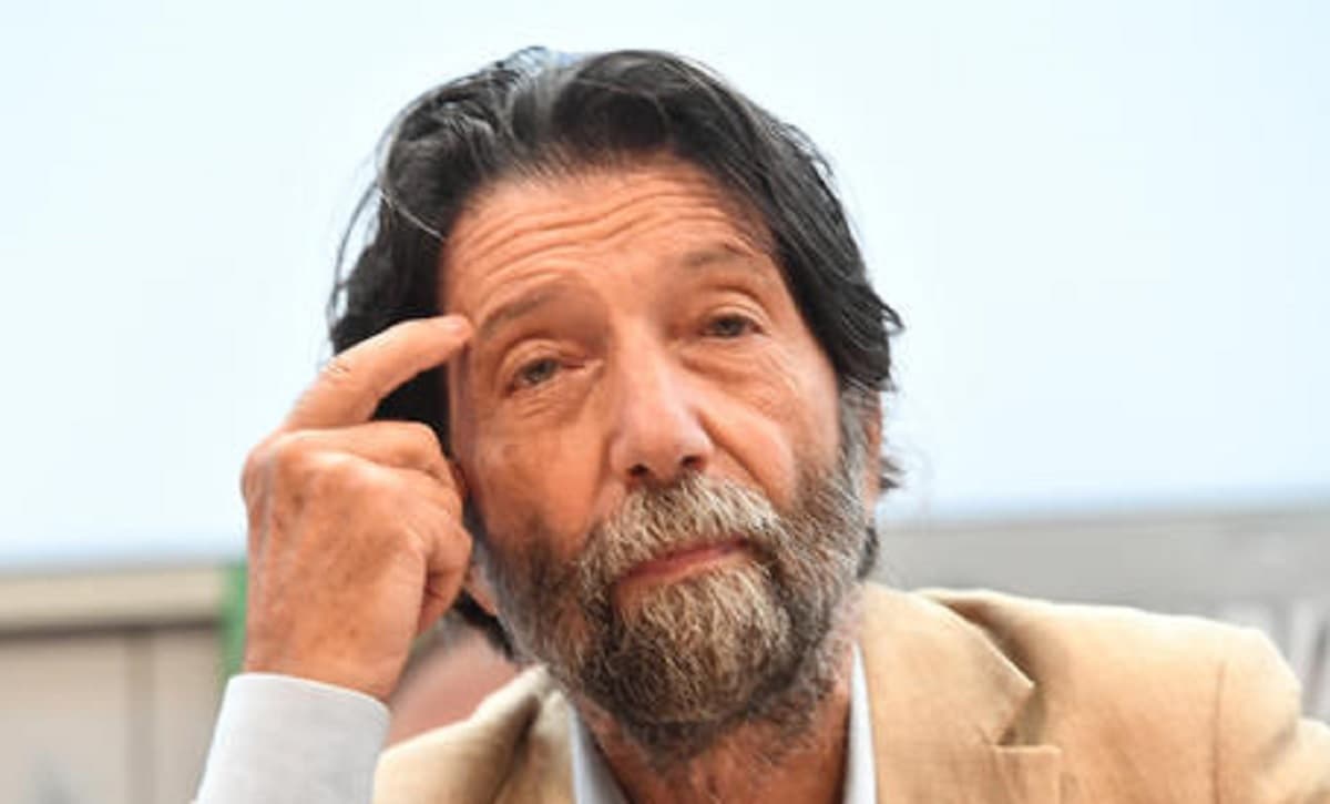 Massimo Cacciari si fa la terza dose e viene criticato dai no vax: "Ora cambi idea?"