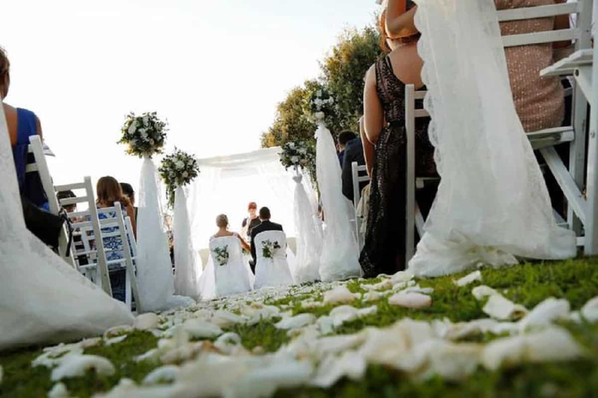 Covid, madre della sposa è positiva: matrimonio annullato, la coppia chiede i danni