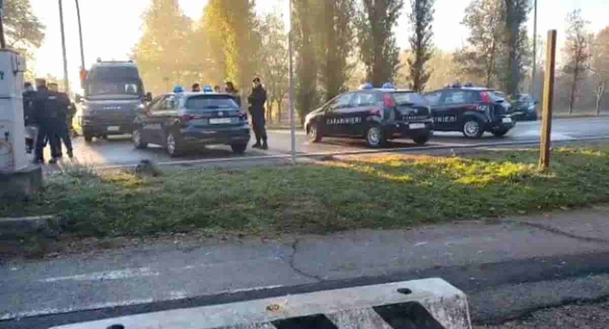 Nichelino, maxi rissa (sventata) tra baby gang in stile i Guerrieri della Notte: 200 ragazzini in piazza Aldo Moro