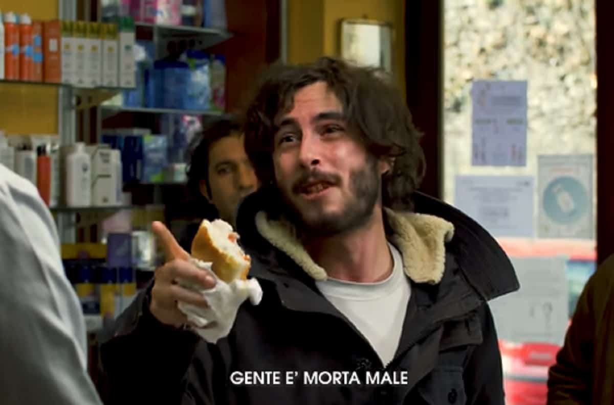 Farmacista: "Che c'è dento? Solfati e pezzi di cadavere". "Nel vaccino?". "No, nell'hot dog che stai mangiando" VIDEO dei Panpers