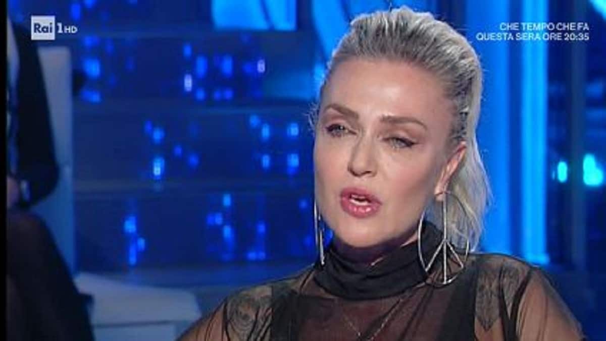 Paola Barale chi è: dove e quando è nata, età, altezza, biografia, Raz Degan, matrimonio Gianni Sperti, fidanzato