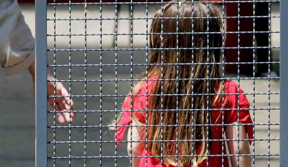 Padre e madre fanno subire abusi sessuali alle figlie minorenni in cambio di qualche soldo