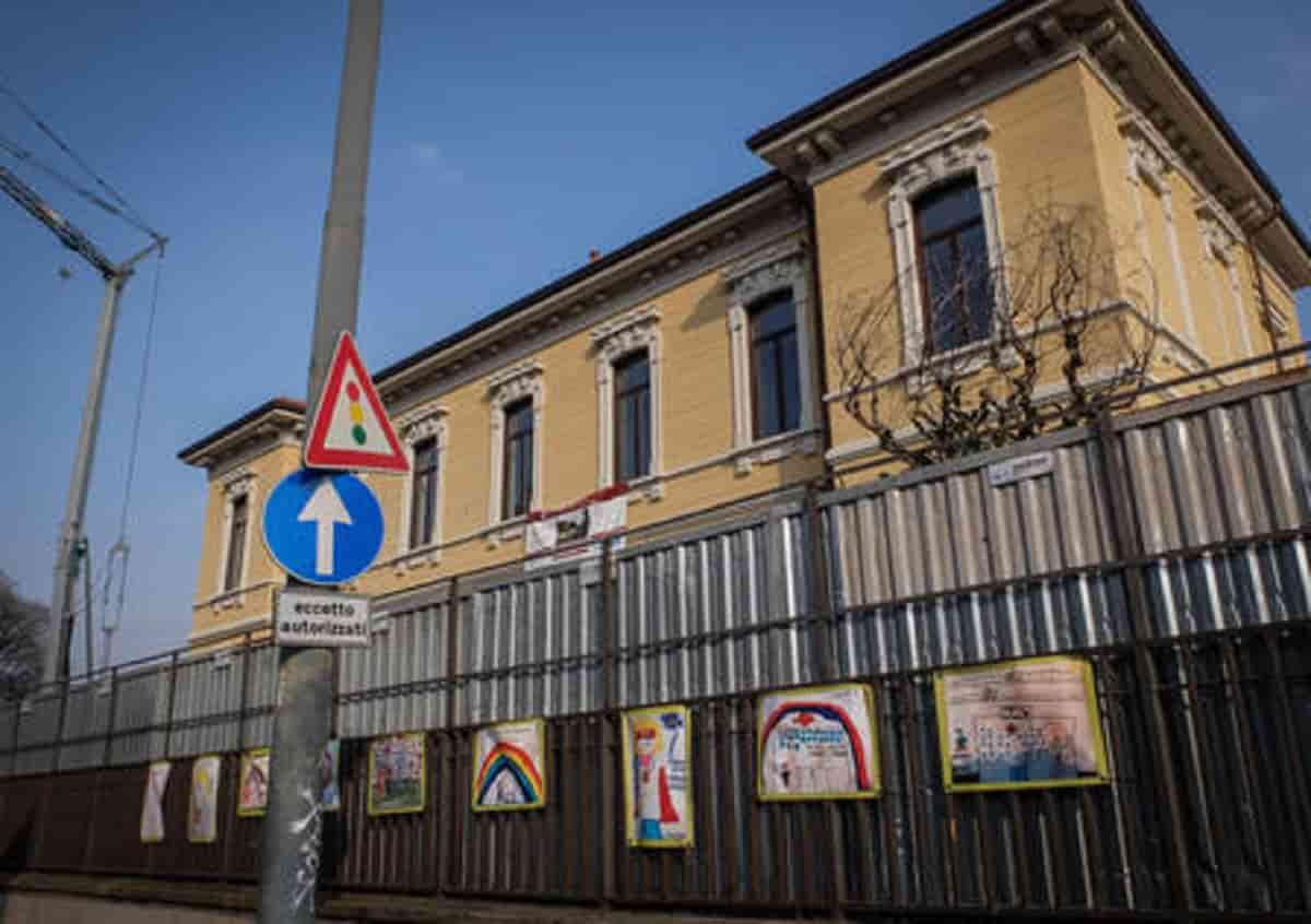 Milano, no vax positivo al Covid aggredisce infermiere con una testata