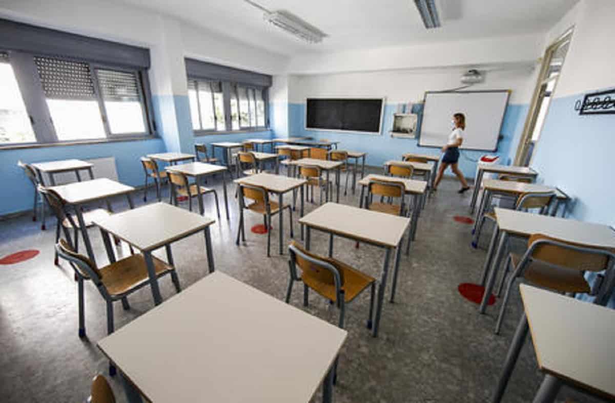 Covid e scuola: con 3 contagi alle superiori non vaccinati in DAD. Con 4 è per tutti
