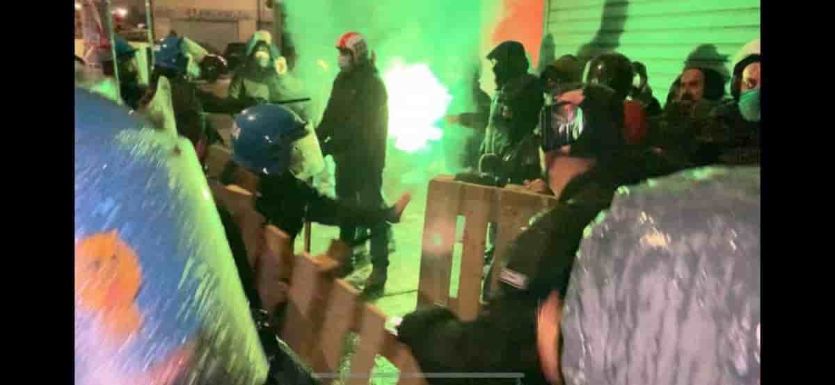 Sgombero circolo Casapound a Casal Bertone (Roma): un poliziotto ferito negli scontri