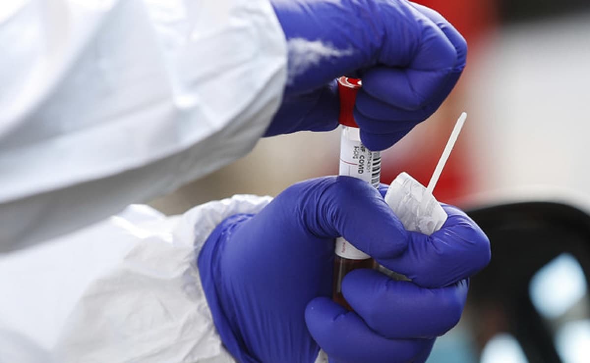 Napoli, tamponi gratis solo per giunta, consiglio comunale e staff del sindaco. Le polemiche