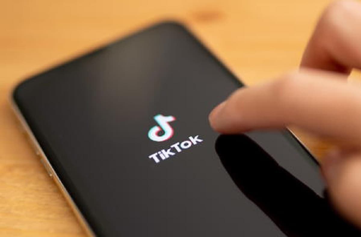 Pakistan, mentre gira un video su TikTok 14enne si spara accidentalmente e muore