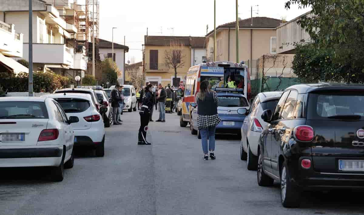 Torre del Lago (Viareggio), spara e ferisce un vigile e poi si barrica in casa. Evacuata una scuola