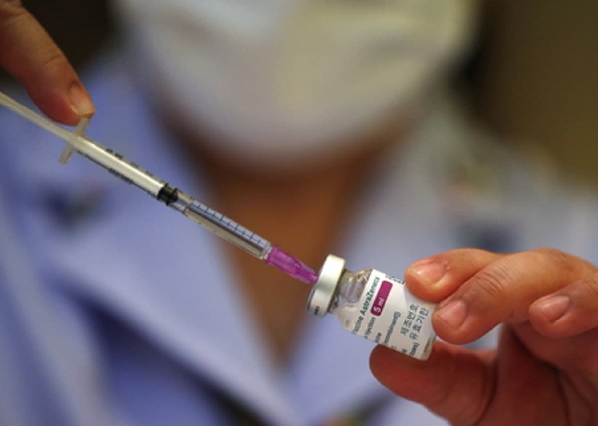 Brasile, cammina per 12 ore nella foresta col padre disabile in spalla per farlo vaccinare