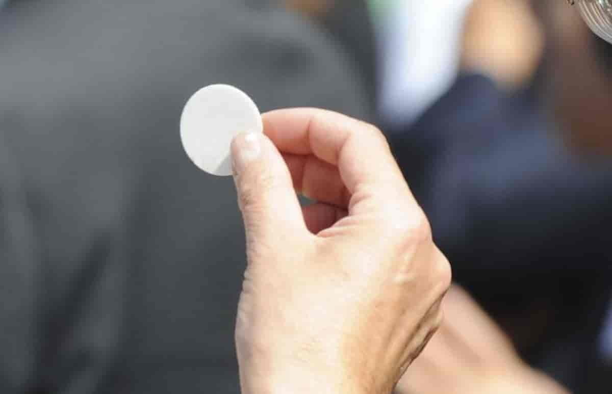 Cremona, il vescovo scrive ai sacerdoti: solo chi è vaccinato potrà dare la comunione