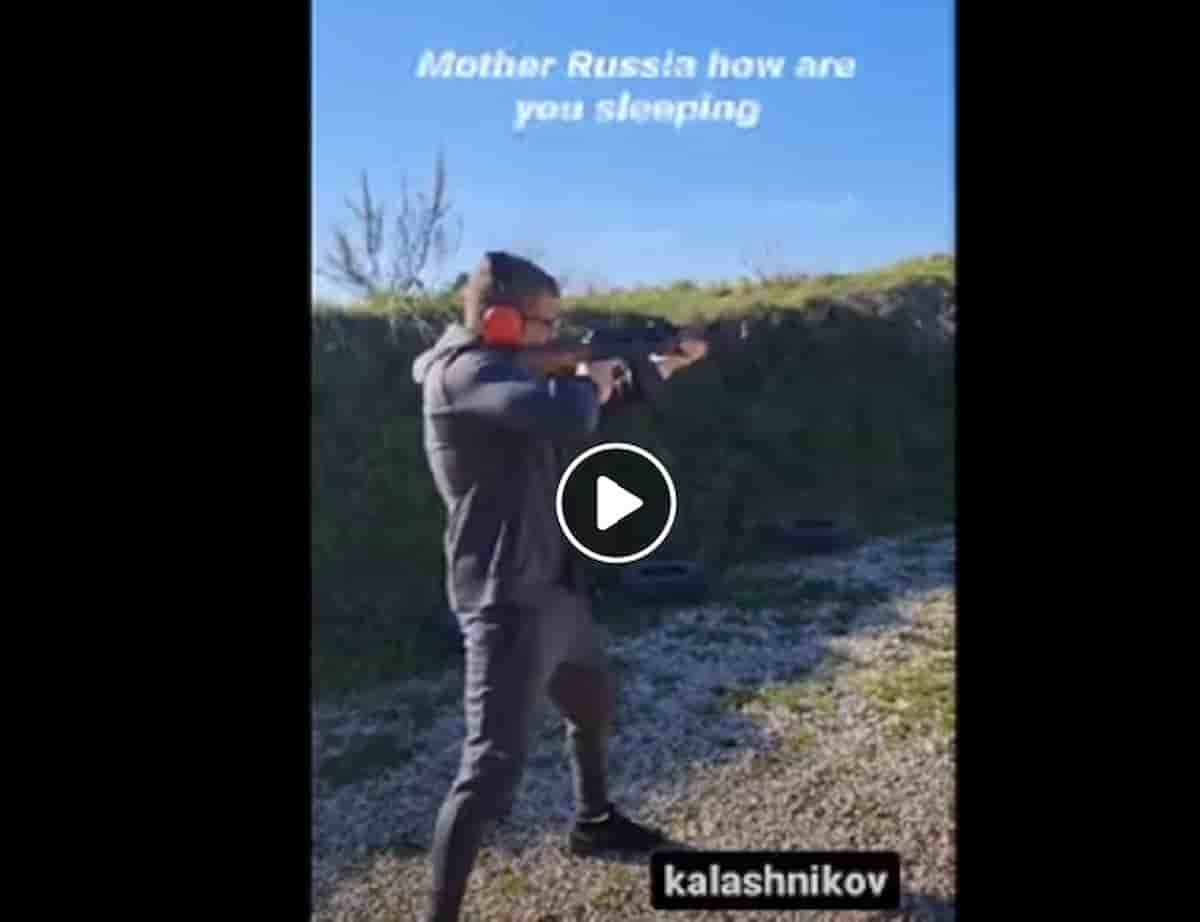 Stefano Vignaroli, deputato M5s, usa il kalashnikov al poligono e posta il VIDEO con musica degli Iron Maiden