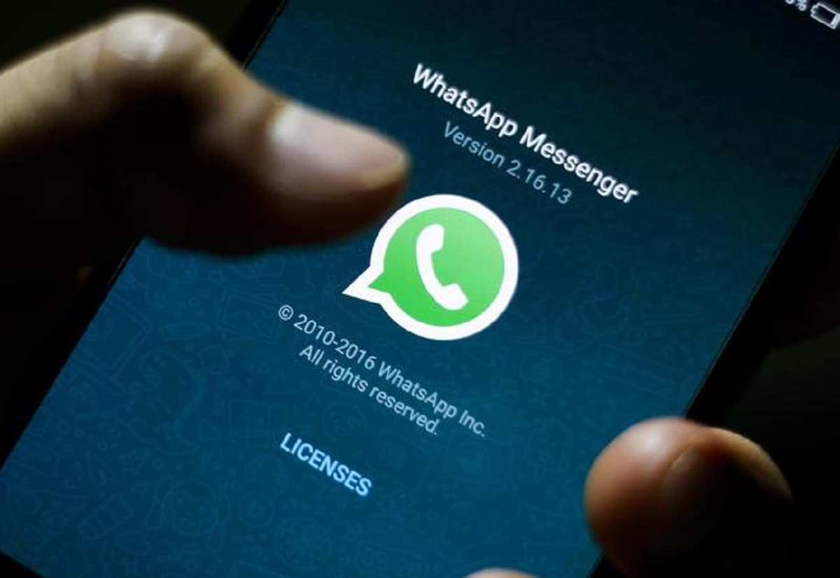 WhatsApp, novità sui messaggi vocali: potranno essere ascoltati anche fuori dalla chat