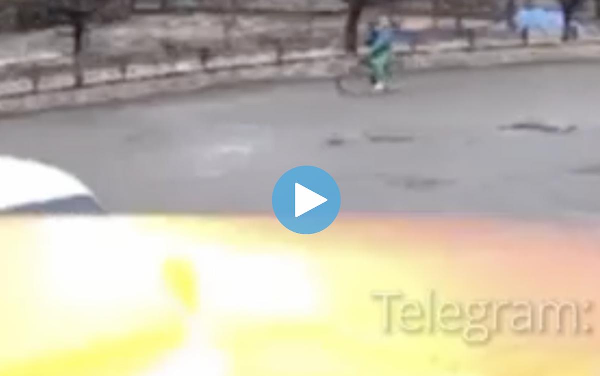 Russia-Ucraina: razzo colpisce una donna in bicicletta a Uman VIDEO Così muore un civile inerme