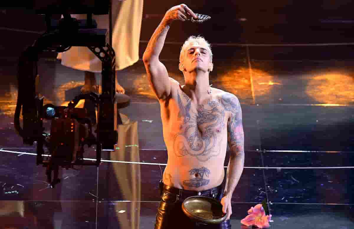 Achille Lauro, il battesimo di Sanremo non piace a tutta la chiesa VIDEO Ma alcuni religiosi lo promuovono