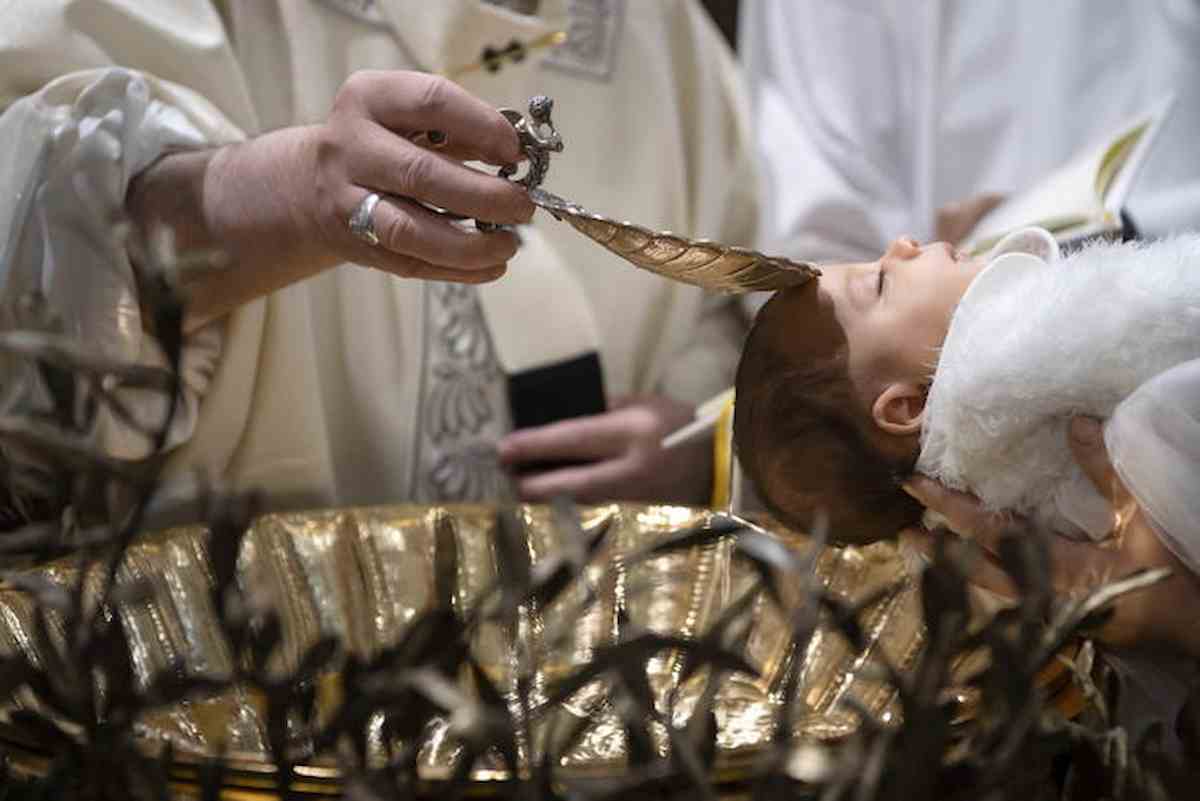 Prete sbaglia la formula del battesimo: 20 anni di sacramenti annullati, tutti da rifare
