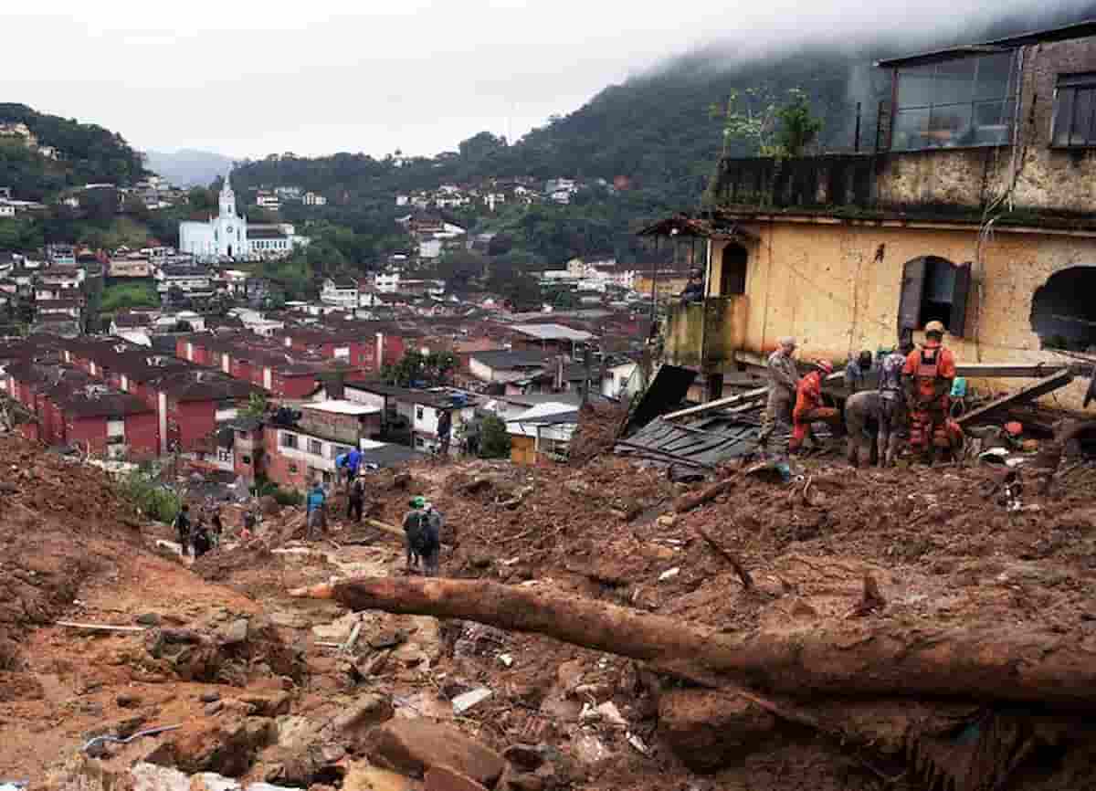 Brasile, piogge, frane e inondazioni a Petropolis: 66 morti. Case distrutte, centinaia di sfollati