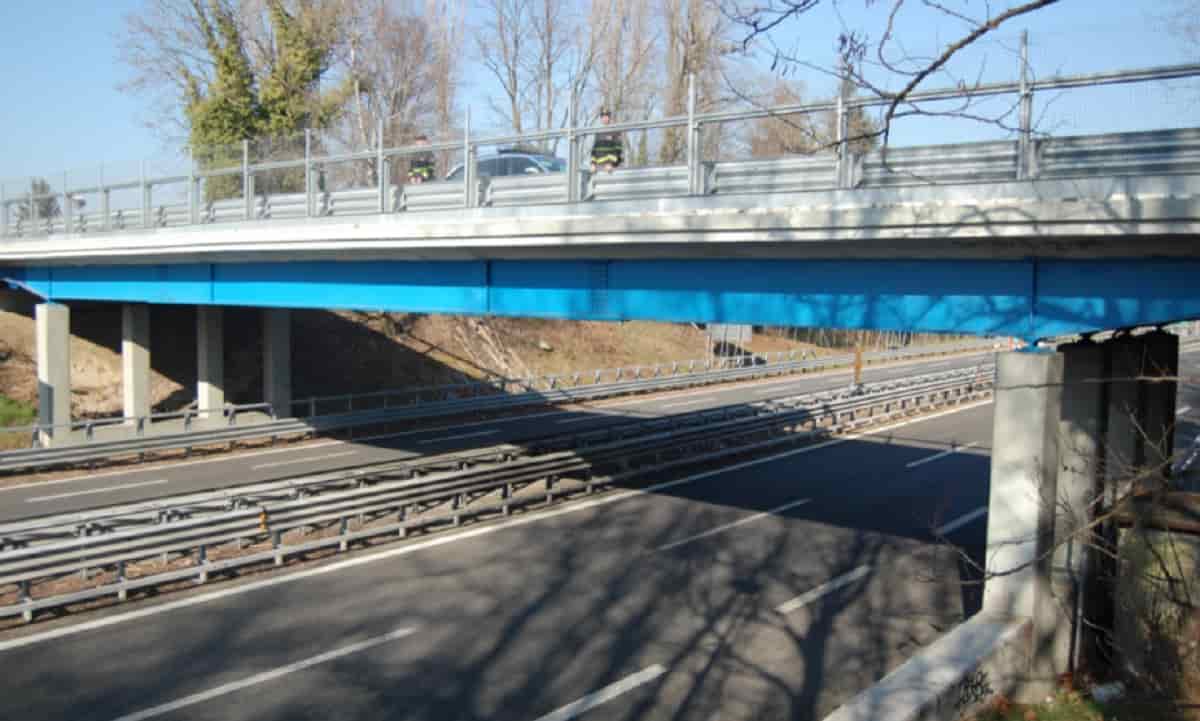 Sassi dal cavalcavia, ci risiamo: due 16enni lanciano un masso di 15kg e provocano incidente