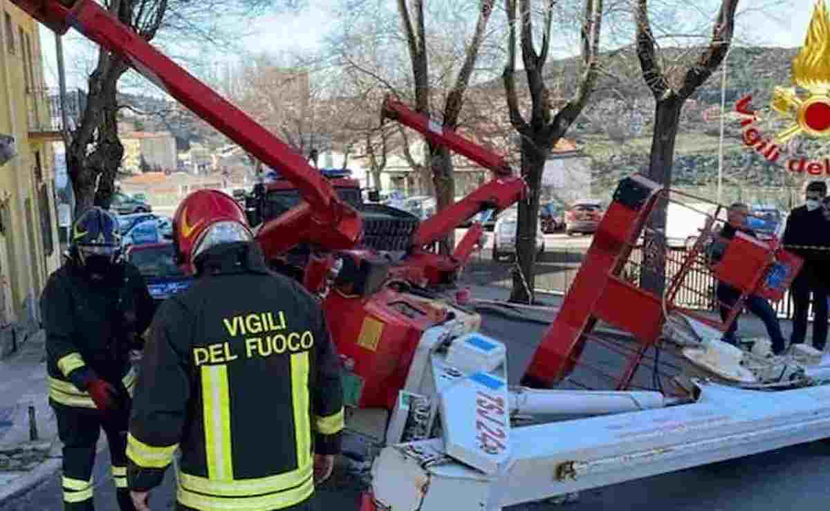 Nuoro, crolla gru vicino a una scuola elementare poco prima della campanella: 2 operai feriti