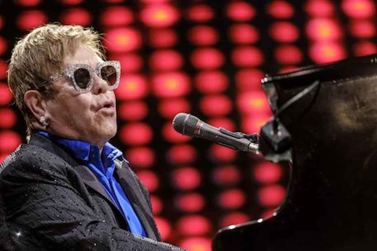 Elton John, paura in volo: guasto al jet privato, ma la tempesta Franklin rende difficile l'atterraggio di emergenza