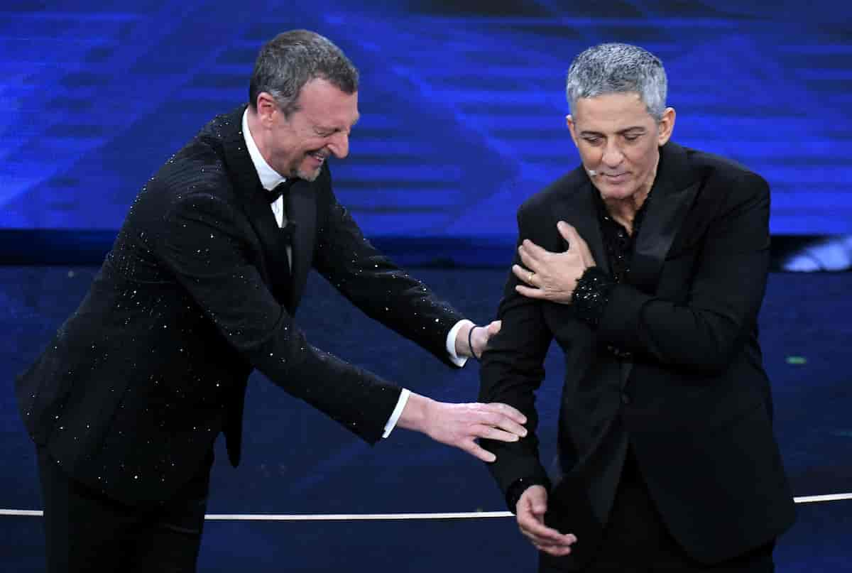 Fiorello e la battuta sul grafene e il microchip: a Sanremo la presa in giro dei deliri No Vax