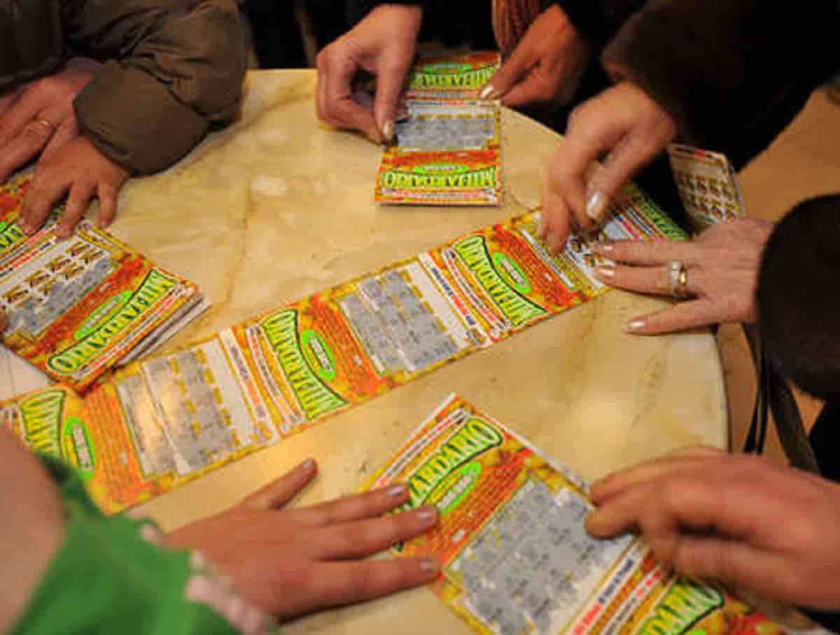 Gratta e Vinci da 500mila euro rubato all'anziana: niente galera per il tabaccaio, non ci stava con la testa