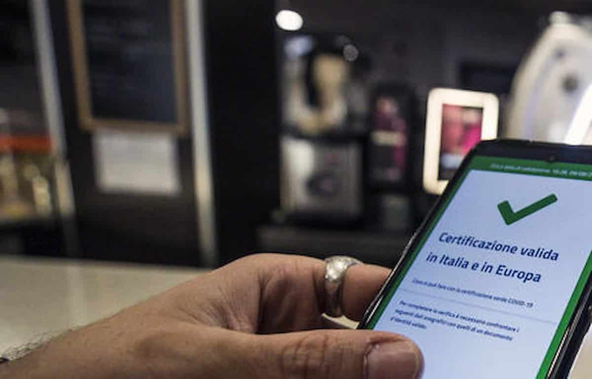 Green pass, centri commerciali aperti a tutti, ma certificato per entrare nei negozi