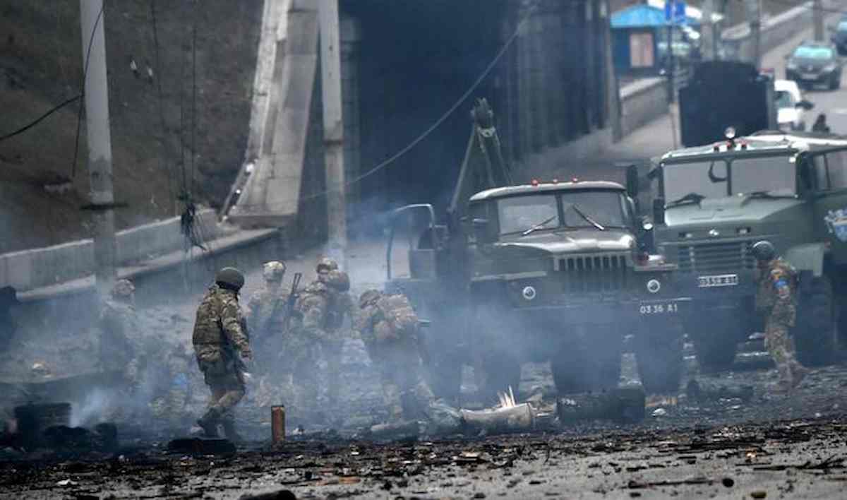 Ucraina, coprifuoco a Kiev dalle 17: "Chi sarà trovato in strada è un nemico". Russia: "Rifiutati negoziati, no tregua"