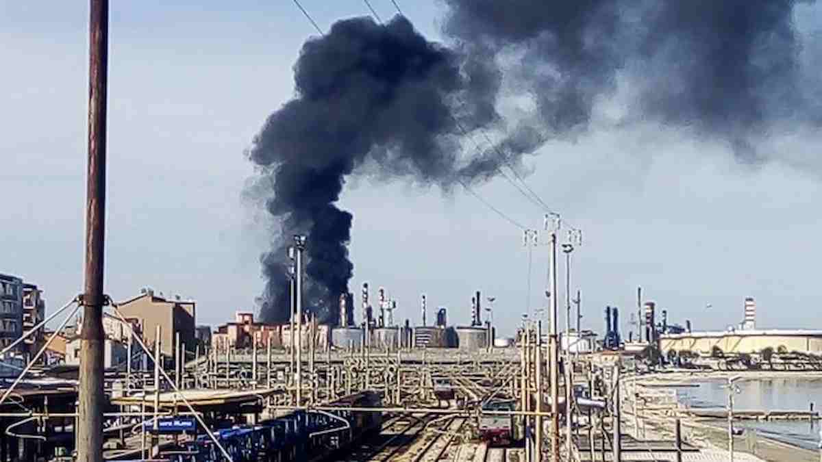 Falconara Marittima, incendio alla pompa di raffineria Api: alta nube di fumo nero, chiesto il blocco dei treni