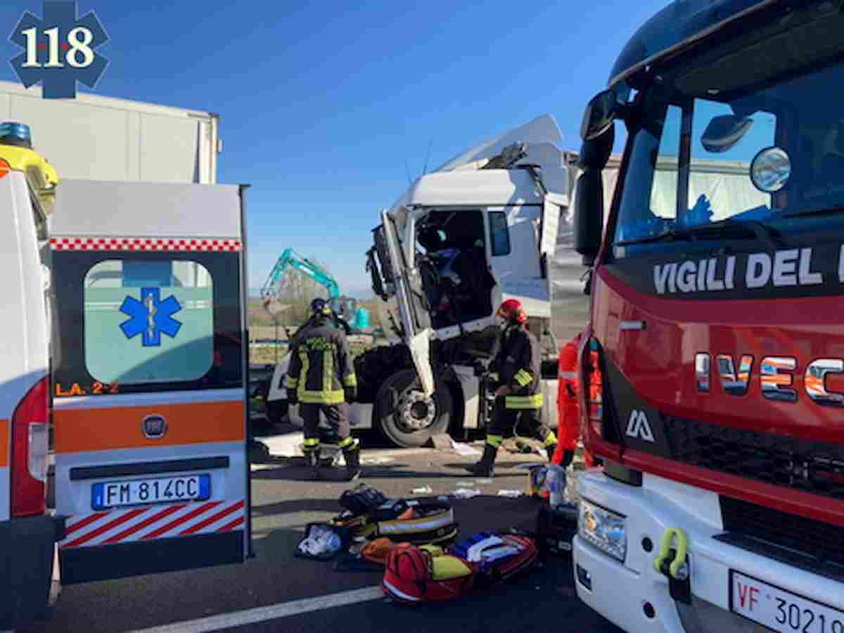 Incidente a Ponte Nossa (Valseriana): auto contro camion, traffico bloccato a Ponte del Costone