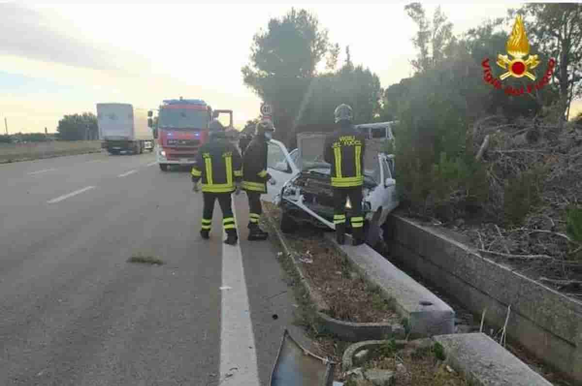 Rosa Marina (Brindisi), incidente vicino Ostuni tra un pulmino e due auto: un morto e sei feriti