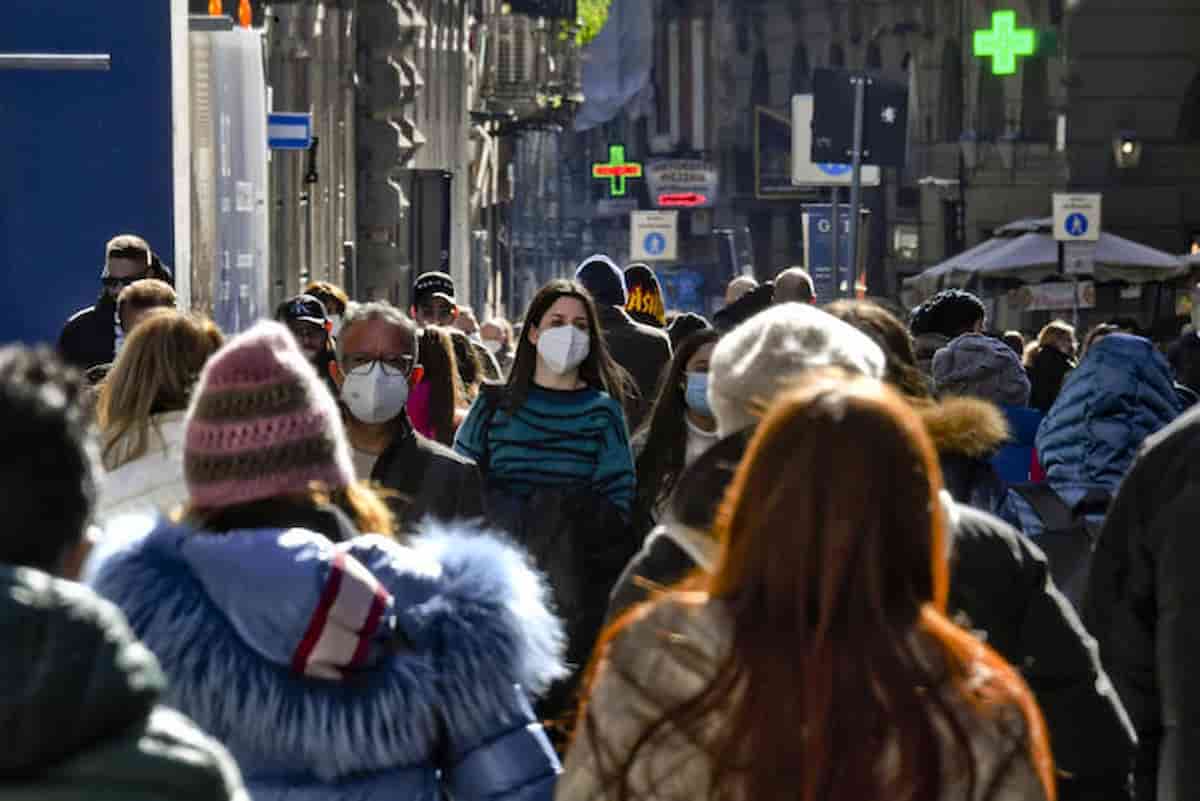 Mascherine al chiuso obbligatorie fino al 31 marzo. Aumenta anche la capienza degli stadi