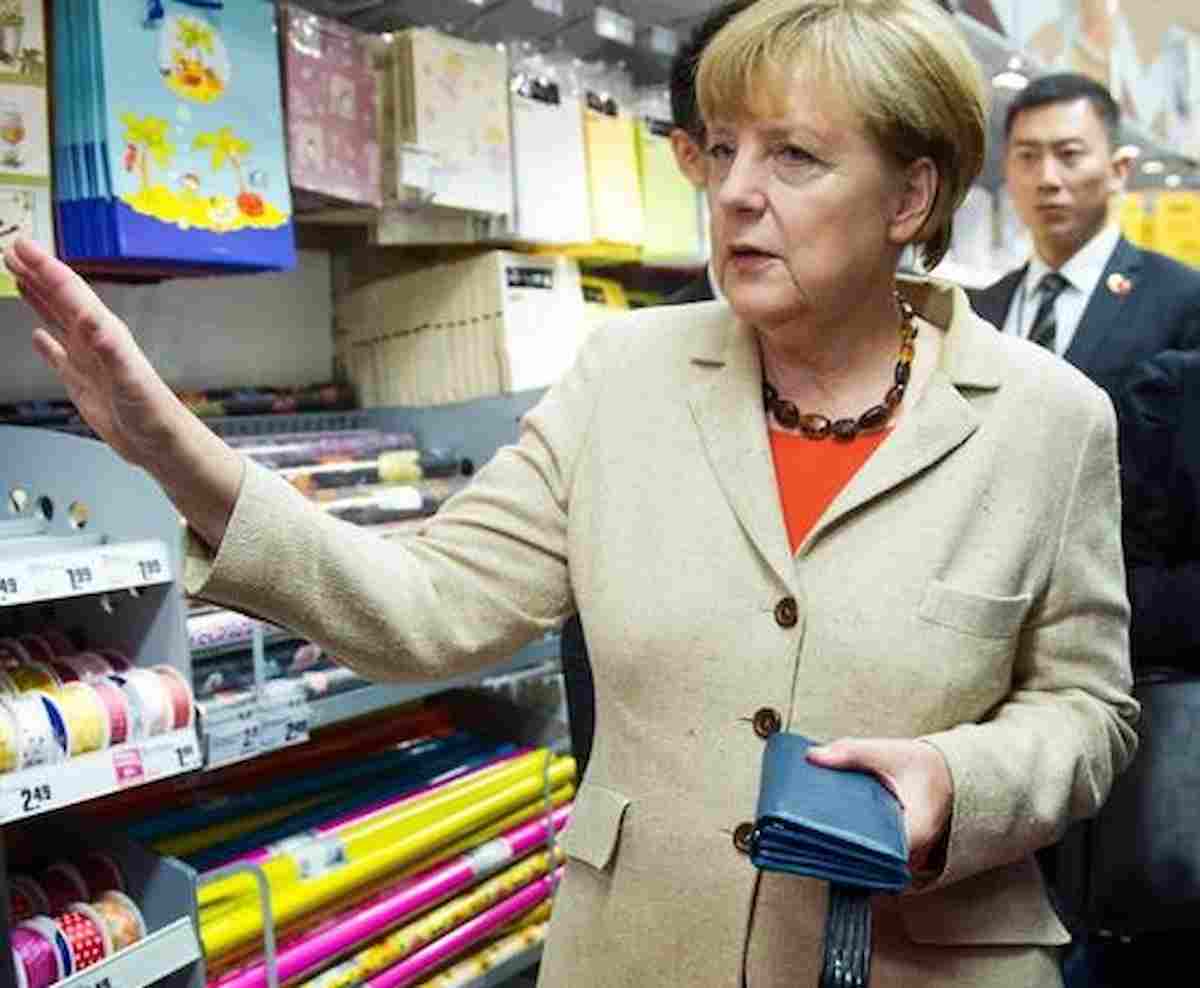 Angela Merkel scippata al supermercato mentre faceva la spesa: rubato portafoglio con carte e soldi