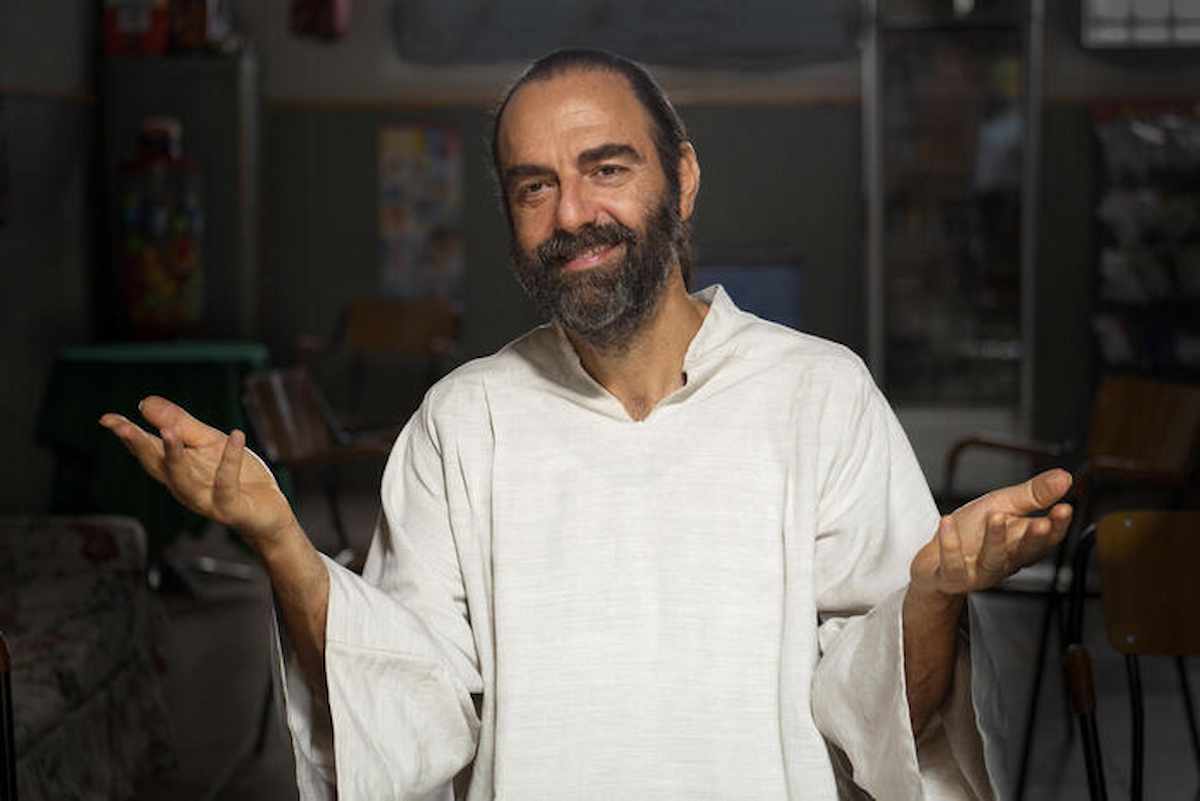 Neri Marcorè chi è: età, dove è nato, altezza, Osho, moglie, figli, carriera e vita privata dell'attore