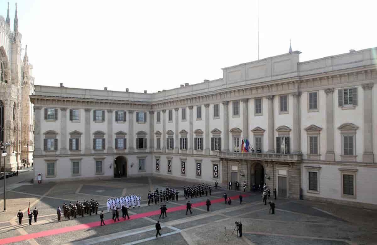 Milano, australiano a Palazzo Reale con le valigie dice di essere l'erede dei Savoia: "Questa è casa mia"