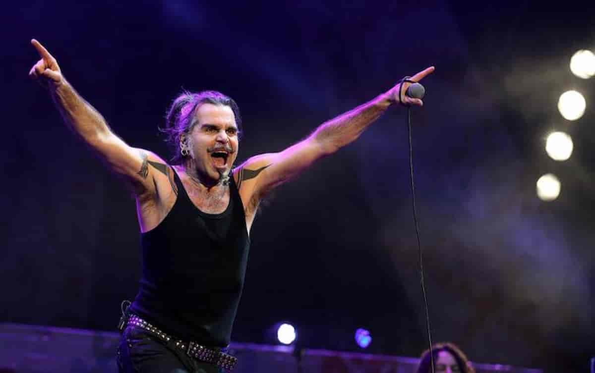 Piero Pelù salvato dall'eroina grazie alla musica, l'amore per moglie e figlie: bilancio dei 60 anni